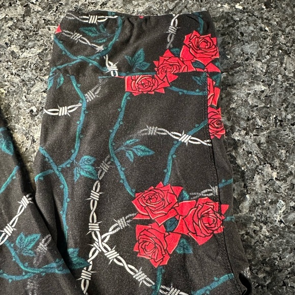LuLaRoe Rock of Love Black w/ Red Rose & Barbed Wire Leggings One Size O/S OS - Picture 5 of 10